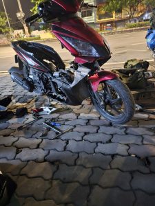 Đội ngũ thợ An Bình Motor trang bị máy đọc lỗi hiện đại, sẵn sàng xử lý các dòng xe ga đời mới ngay tại vỉa hè hoặc hầm xe tòa nhà Quận 1.