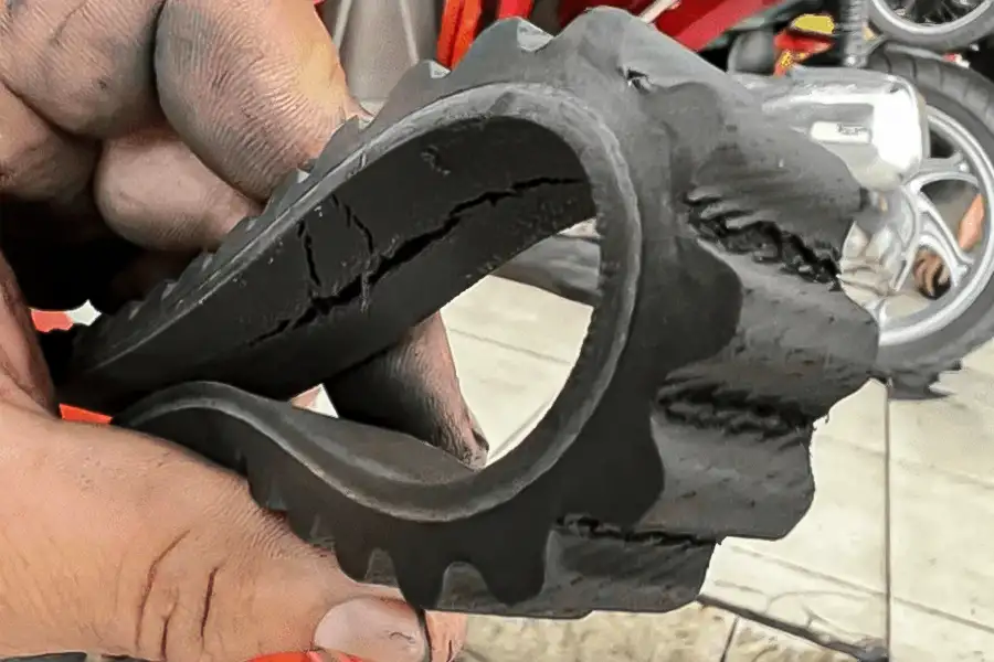 Dây curoa bị nứt khi đã đạt mốc 20.000km